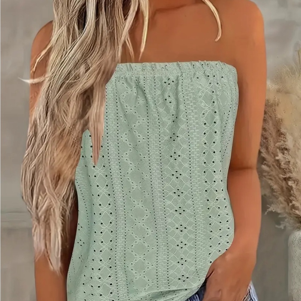 NEOT WOMEN’s Solid Color Eyelet Tube Top